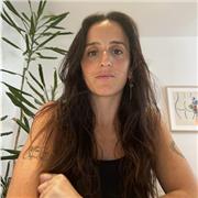 Clases de diseño gráfico especializadas en diversas herramientas como Adobe Illustrator, photoshop e Indesign. 
- Imagen corporativa y Branding.
- Comunicación y redes sociales. 
- Diseño de páginas web y aplicaciones.
- Packaging de un producto.
- Diseño